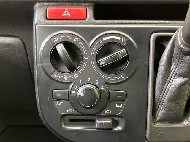 寒い冬も暑い夏も全席に快適な空調を届けてくれる、ダイヤル式エアコンを装備♪