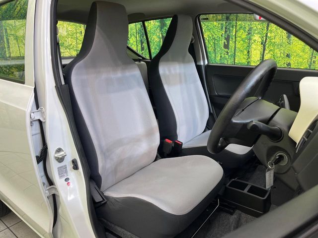 運転席まわりには十分なスペースがあり、大柄な方でもゆったり運転していただける環境です。