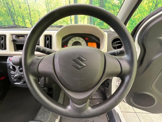 インテリアに合わせたデザインのステアリングは、運転される方のことも考え、運転しやすい形状、大きさです。是非一度、実際に触ってお確かめください。