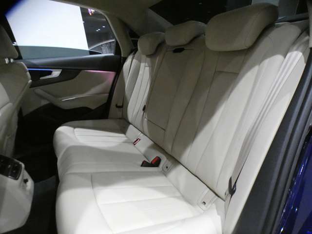 後席の広さも充分で足元も広く、大人がゆっくりと寛ぐ事が可能なリアシートになります！圧迫感や疲れを感じる事無く長時間のドライブもお楽しみ頂けます！