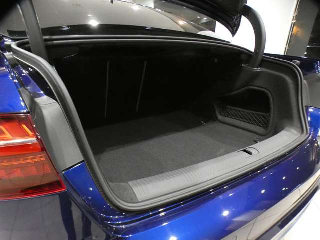 幅・奥行き共に十分なスペースを確保したトランクスペースになります！ゴルフバッグやスーツケース等も容易に収納して頂けます！トランクスルー機構も搭載しており、様々なシチュエーションにてご使用頂けます！