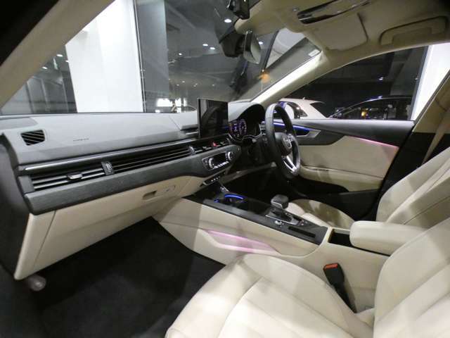 ブラックとベージュのコントラストがお洒落な車内にオークナチュラルグレー・デコラティブパネルを組み合わせた車内は、上質でエレガントな雰囲気を演出したインテリアです！