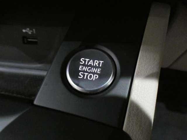 キーを取り出す事無くドアロックの施錠・開錠を行う事が可能なアドバンストキー（キーフリーアクセス）を搭載！エンジン始動も容易なプッシュスタート式になります！非常に人気の高い装備となっております！