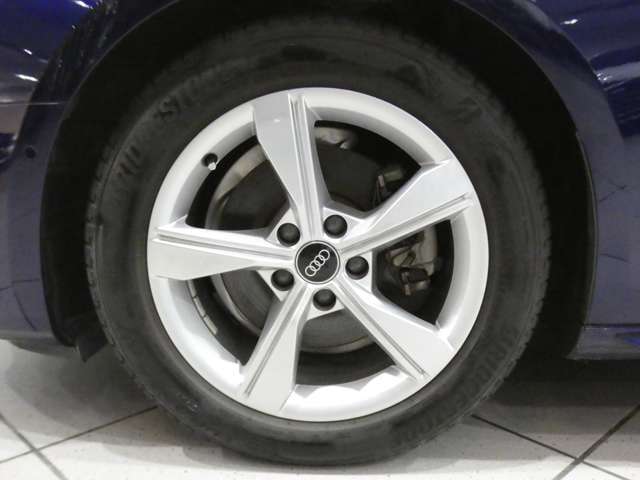 スタイリッシュなデザインで存在感を放つ5アームダイナミックデザイン17インチアルミホイールを装備！アウディ純正サスペンションシステムを搭載しメーカー特有の安心・安定感のあるブレーキシステムも好評です！