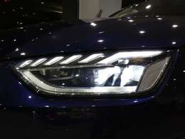 広範囲を明るく照射し高い視認性を確保する、マトリクスLEDヘッドライトを採用！視認性が低下する夜間での視界を向上させ安全なドライブをサポートします！！