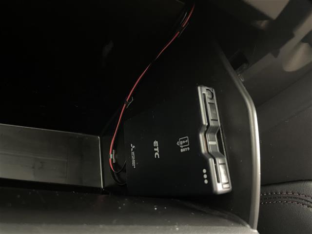 【ETC】有料道路を利用する際に料金所で停止することなく通過できる、ETC車載器（ノンストップ自動料金収受システム機器）が装備されています。セットアップを行うことで利用可能になります。