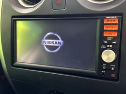 【純正ナビ】人気の純正ナビを装備しております。ナビの使いやすさはもちろん、オーディオ機能も充実！キャンプや旅行はもちろん、通勤や買い物など普段のドライブも楽しくなるはず♪