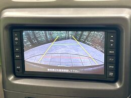 【バックカメラ】駐車時に後方がリアルタイム映像で確認できます。大型商業施設や立体駐車場での駐車時や、夜間のバック時に大活躍！運転スキルに関わらず、今や必須となった装備のひとつです！
