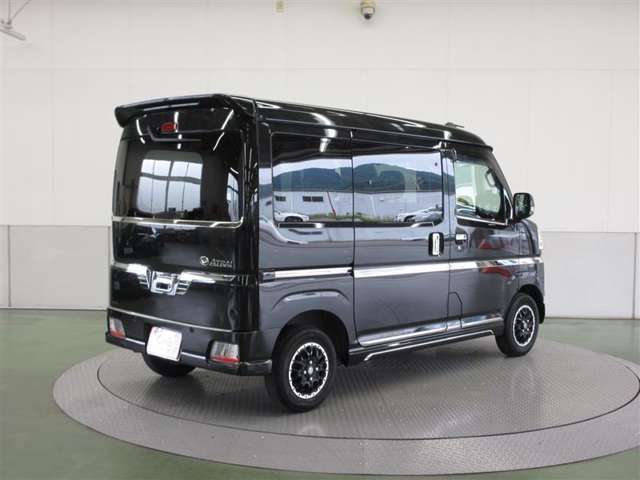 重い荷物を積込むのに楽な630mmの低い荷室地上高と、背の高い人もかがむ事無く作業ができる約1870ミリの高さです。