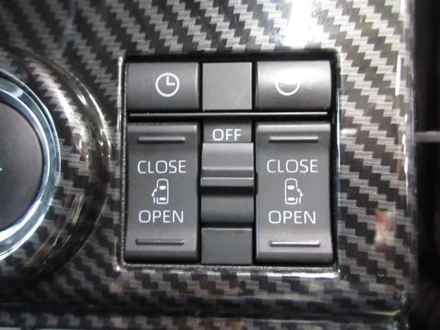 運転席から操作できるパワースライドドアのコントロールスイッチです（挟み込み防止機能付）