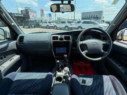 【室内】コックピット。車内もキレイで嫌な臭いもありません！ご納車後の臭いが付きにくくなる「空気触媒コーティング」もあります。