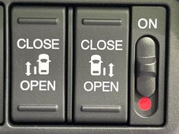 【両側パワースライドドア】スマートキーや運転席のスイッチで後席両側スライドドアの開閉が可能♪電動だから力を入れてドアを開ける必要が無く、小さなお子様でも簡単に開け閉めでき快適です♪