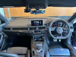 全体を俯瞰してみるとよく分かる、細部までこだわったデザインです！ドライバーの運転姿勢にもこだわっていることがよく分かります！