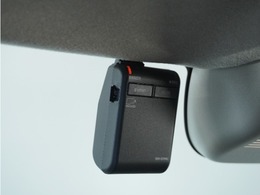 ◆バックカメラ◆リバースにするだけで映ります、後方の安全確認や、狭い駐車場での車庫入れ、雨の日や夜間など視界の悪い時に便利です！安全にバックする為には欠かせない装備です。