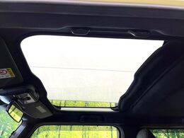 【ガラスルーフ】ガラスルーフ搭載で車内の解放感が一気にアップ！開放的なドライブをお楽しみいただけます。