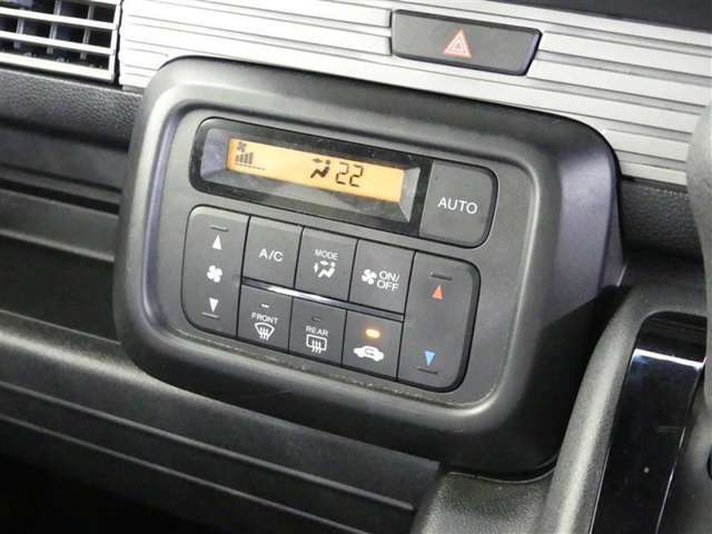 オートエアコン装備です。オートで空調を行ってくれるので車内は、とっても快適！だからドライブもさらに楽しい！