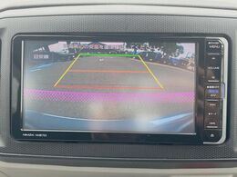 【バックカメラ】駐車時に後方がリアルタイム映像で確認できます。大型商業施設や立体駐車場での駐車時や、夜間のバック時に大活躍！運転スキルに関わらず、今や必須となった装備のひとつです！