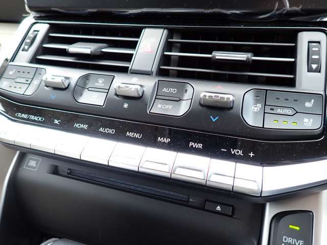 優先修理の実施 可能な限り優先修理を実施する 。デジカメ写真電送 損保・自動車共済サービスセンターへ事故修理車両のデジカメ写真電送  洗車サービス 納車の際、洗車サービス