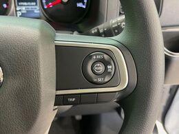 【アダプティブクルーズコントロール】高速道路での長距離走行が楽に！！自動で速度を保つクルーズコントロールが、衝突軽減システムと連携し、前方の車両を感知して車間を保つように速度調節してくれます！！