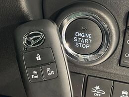 【スマートキー】カバンやポケットに入れたままでもドアの施錠・解錠が可能なスマートキーを装備。エンジンのオン・オフ時もカギを取り出す必要が無いからとっても便利です♪