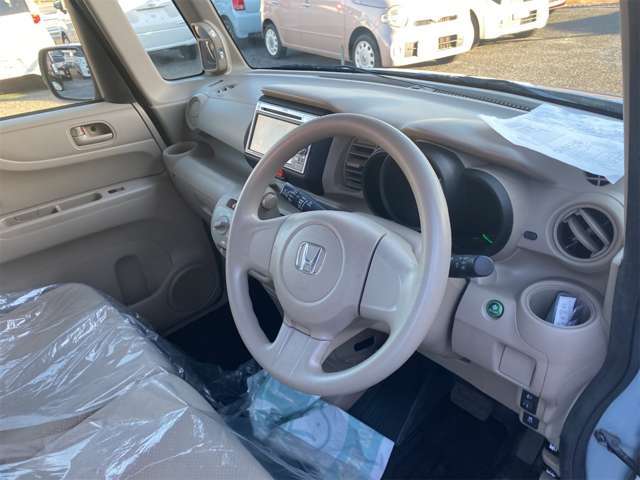 運転席　インパネシフトで足元　インパネ廻りの画像です。
