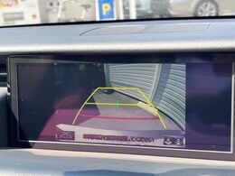 【バックカメラ】駐車時に後方がリアルタイム映像で確認できます。大型商業施設や立体駐車場での駐車時や、夜間のバック時に大活躍！運転スキルに関わらず、今や必須となった装備のひとつです！