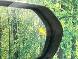 【ブラインドスポットモニター】走行中、ドアミラーの死角になりやすい箇所に後続車が接近するとサイドミラーのレンズに警告を表示！ドライバーに注意喚起をしてくれます。