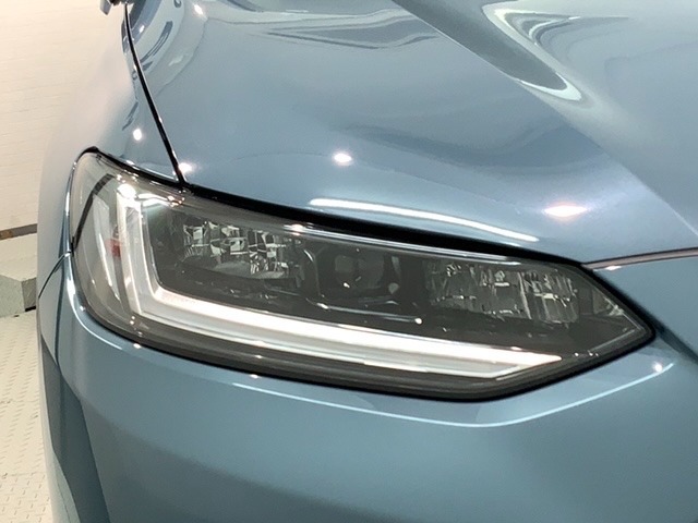 LEDヘッドライトは、点灯の瞬間から最大光量を発揮し、突然暗くなるトンネルなどでの安定感を高めます。