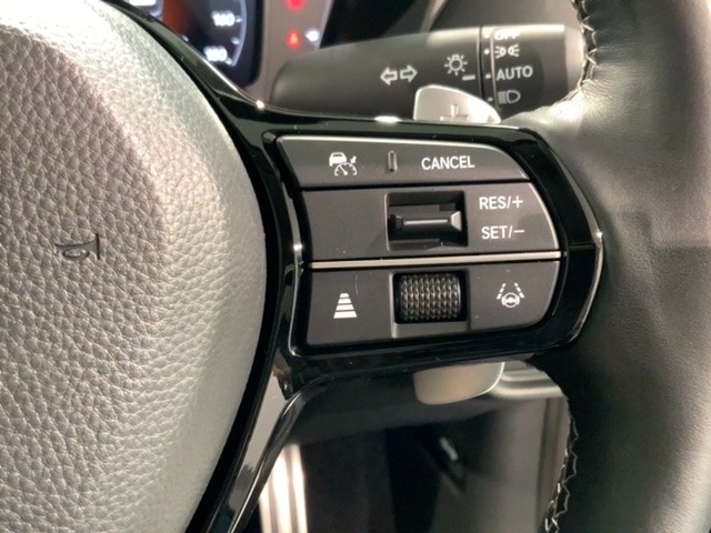 クルーズコントロールを装備しています。高速道路などで一定の速度で走ってくれるので運転が楽ですよ！速度を設定できますので、スピードの出しすぎにも注意できます。
