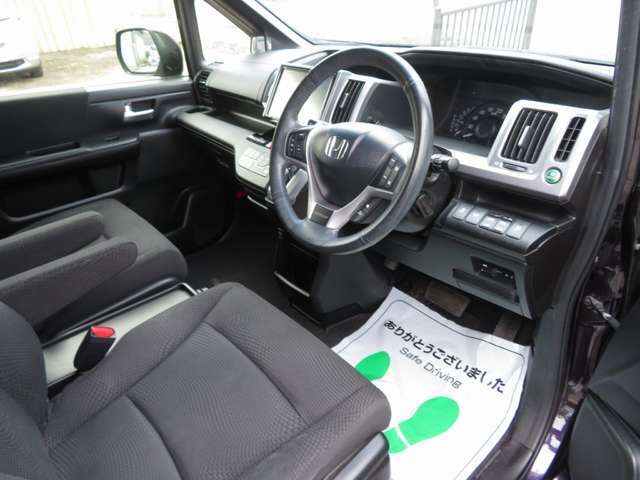 長距離移動も快適な両席アームレスト付です。納車時にルームクリーニング（無償です）いたします。