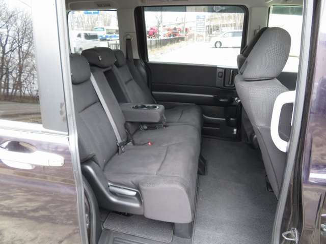 長距離移動も快適な左右分割スライド＆リクライニングシートです。フラットモードは車中泊も可能です。