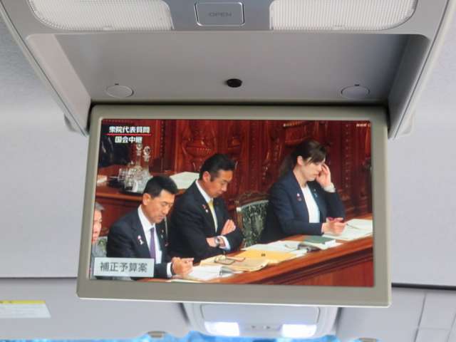 フリップダウンモニター付で後席でテレビ視聴やDVD再生も可能です。