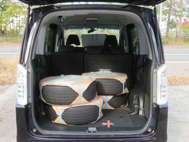 サードシートは左右分割式で未使用時は床下収納可能です。サードシート・ラゲッジスペースもコゲや破れ等なくきれいです。