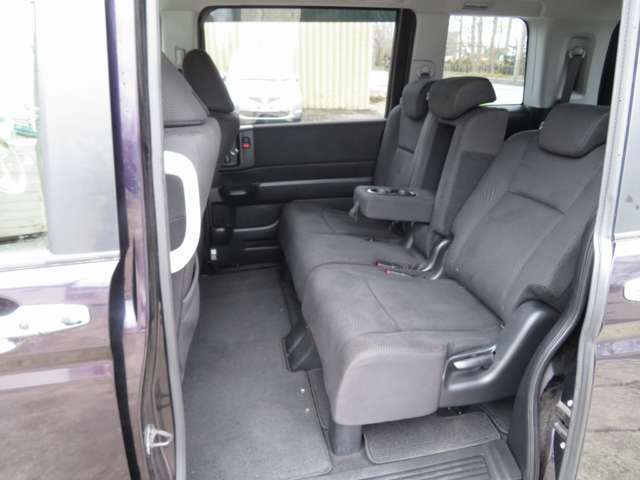 セカンドシートは、6：4分割タンブルシート（センターアームレスト付）です。レバー操作のみでフルフラット他多彩なシートアレンジが可能です。