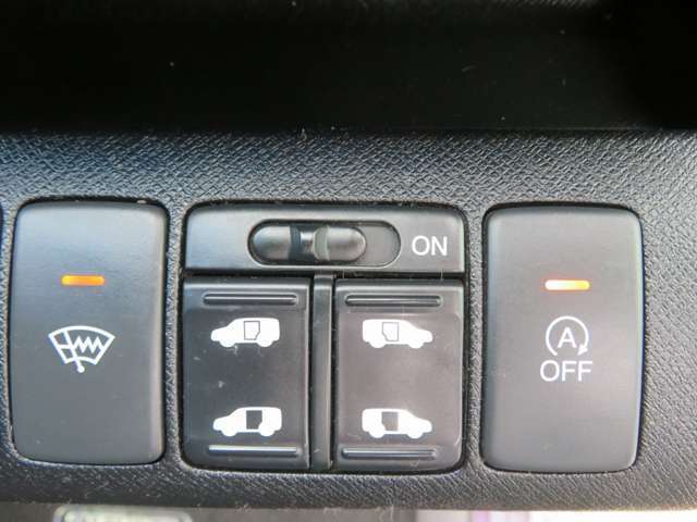 リモコンによる遠隔操作も可能な両側パワースライドドア。左右共に半ドア防止のイージークローザー（自動引き込み装置）付です。