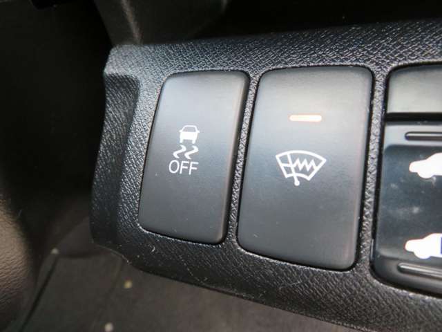 雪道も安心のトラクションコントロールと横滑り制御装置も装備。冬季も快適なワイパーデアイサー（フロントガラス熱線）, ドアミラーヒーター, ヒーターリヤダクト付です。