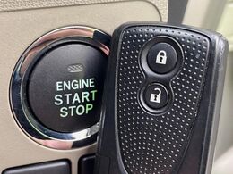 【キーフリーシステム】カバンやポケットに入れたままでもドアの施錠・解錠が可能なスマートキーを装備。エンジンのオン・オフ時もカギを取り出す必要が無いからとっても便利です♪