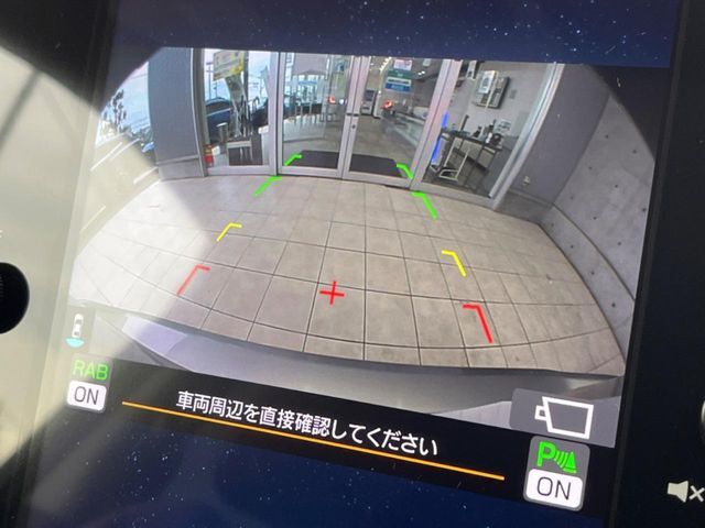 【サイド＆バックカメラ】停車・駐車時に死角になりがちな運転席から見えづらいサイドとリアの障害物を確認できます！雨天時や夜間などは特に活躍してくれるアイテムです。