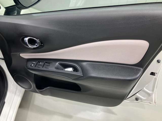 運転席ドアの内側です。収納ポケットが付いているので運転席周りもスッキリ保てます