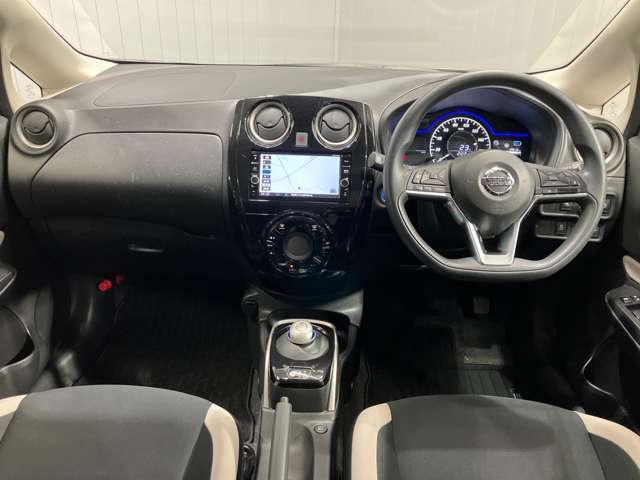 運転席からの視界が左右に広く隅々まではっきりと見渡せます。車の前端も把握しやすく安心して運転できます。