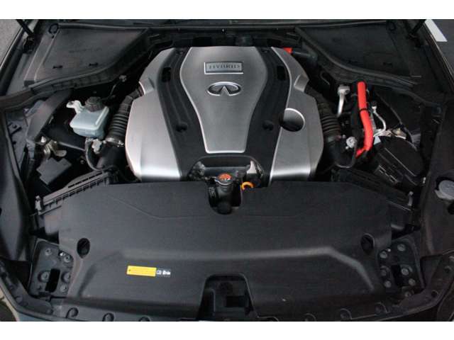 V型6気筒DOHC＋モーター総排気量3498cc出力306ps/6800rpmトルク35.7kg・m/5000rpm！