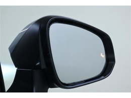 ウインカーミラーにはBSM（ブラインドスポットモニター）を搭載。隣を走る車両が死角に入るとLEDインジケーターを点灯。また、ウィンカーを出すとインジケーターも光って点滅！注意を促してくれます