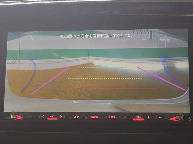 バックカメラがついて後方確認が簡単にできます！苦手としている車庫入れ等も安心して出来ますね！凄く需要の高い装備ですので、最初から付いていれば言う事なしですよね！？