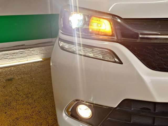 明るいLEDヘッドライトとフォグも付いて夜間走行も安心です！