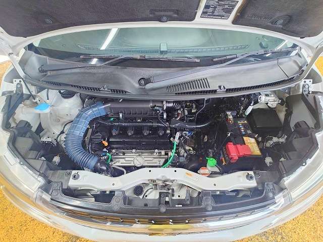 エンジンルームの状態もキレイで機関も良好です！当社では仕入時に90ヵ所以上の点検項目の確認や試乗も実施してます！問題のない車両を店頭にて販売しております！