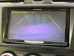 【バックカメラ】駐車時に後方がリアルタイム映像で確認できます。大型商業施設や立体駐車場での駐車時や、夜間のバック時に大活躍！運転スキルに関わらず、今や必須となった装備のひとつです！