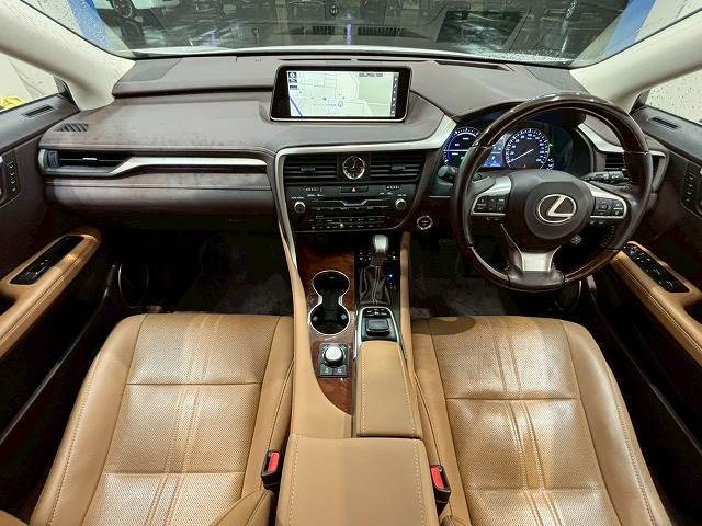 コックピット。車内もキレイで嫌な臭いもありません！ご納車後の臭いが付きにくくなる「空気触媒コーティング」もあります。
