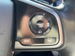 【ホンダセンシング】走行中に前方の車両等を認識し、衝突しそうな時は警報とブレーキで衝突回避と被害軽減をアシスト。より安全にドライブをお楽しみいただけます。