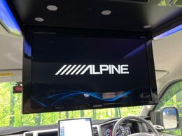 【12.8型フリップダウン】大画面モニターで後席でもエンタメをお楽しみいただけます。家族や友人とお出かけする機会が多い方に大人気です♪