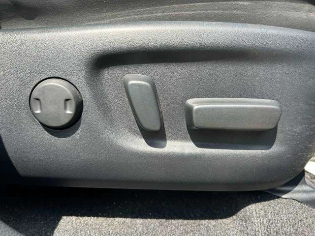 座席調整に便利なパワーシートも完備しております☆